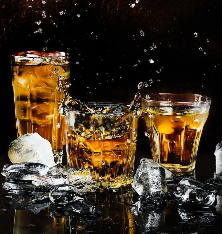 Gefüllte Whiskygläser mit Eiswürfeln